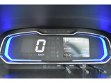 常光表示のデジタルスピードメーター脇の液晶にはガソリン残量等表示されます