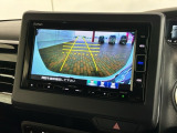 リバースギアに入れるだけで後方の表示へ切り替わります。夜間や雨の日の駐車も楽になりますよ。
