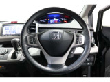 運転中もハンドルでの操作が可能です。特に高速道路等の目が離せない運転時には、便利さだけでなく、安全性も兼ね備えております。