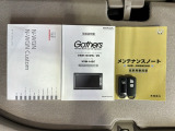 スマートキーは鍵をバッグに入れたままでもドアロックの開閉やエンジンのON・OFFができます。夜間や雨の日も鍵を探さなくて良いので便利です。
