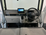 【前方視界】開放的な前方視界!運転がしやすく疲れにくいです♪窓が大きく、見通しがとっても良いおクルマですよ♪