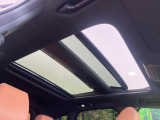 【大型サンルーフ】車内の解放感が一気に上がる大型のパノラマルーフ!季節を問わず開放的で快適なドライブをお楽しみいただけます。流通量も少なく希少価値の高い人気の装備です♪