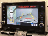 車庫入れなど後進運転時に死角をモニターで確認ができて安全です♪ ステアリング操作の参考になるガイド線も表示しますので車庫入れがニガテな方も安心ですネ!