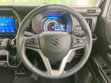 インテリアに合わせたデザインのステアリングは、運転される方のことも考え、運転しやすい形状、大きさです。是非一度、実際に触ってお確かめください。