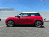 ご納車前には、MINIを熟知したメカニックによる100項目の点検・整備を行います。不具合箇所、交換時期に達している部品に関しましては、全て当社負担で交換してからのご納車となります。