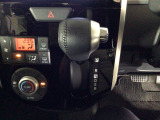 オートマチックシフトレバーは、手になじみ操作しやすい形状で安全運転にもつながります♪