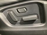 運転席にはパワーシートを装備!シート位置を記憶するメモリー機能付きなのでご夫婦で2名分セットすると便利です♪