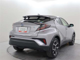 落ち着いたグレーのボディーカラーになります。