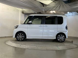 両側パワースライドドア付きだから、狭い駐車スペースなどでの 乗り降りラクラク!小さなお子さまのいるご家庭には嬉しい装備。
