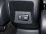 後席の足元付近にUSB電源ソケットが有ります。