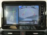 ギアを『R』に入れた後、カメラボタンを押すと、運転席から見えない左側面をナビ画面にうつしてくれるので、幅寄せや縦列駐車がし易くなります。