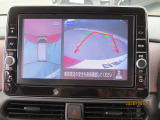 アラウンドビューモニターも装備しております。ご覧のように車体を真上か見たような映像なので、車庫入れの苦手なお客様ももうご心配いりません。