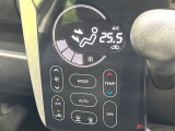 【オートエアコン】一度お好みの温度に設定すれば、車内の温度を検知し風量や温度を自動で調整。暑い&hellip;寒い&hellip;と何度もスイッチ操作をする必要はありません。快適な車内空間には必須の機能ですね♪