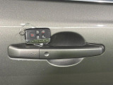 【キーレスエントリー】バッグやポケットからキーを取り出すことなく車にアクセスして、ロックとアラームを設定できます。 毎日の利便性をさらに高める機能です。
