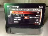 ハンドル操作をアシストすることにより車線からの逸脱回避を支援します。
