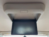 【フリップダウンモニター】大画面モニターで後席でもエンタメをお楽しみいただけます。小さなお子様にも大人気の装備です♪