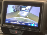リバースギアに入れるだけで後方の表示へ切り替わります。夜間や雨の日の駐車も楽になりますよ。