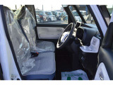 ☆ベンチシートになっており広くゆったりと運転をすることができます!