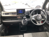 【インパネ全体】手が届きやすく、どなたでも運転しやすいです。シンプルで使いやすい設計になっています!