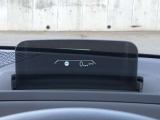 HUD: ヘッドアップディスプレイはドライバーが前方に集中できるよう、ナビや車速情報をフロントガラスに投影するシステムです。