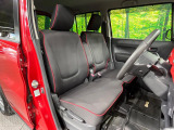 運転席まわりには十分なスペースがあり、大柄な方でもゆったり運転していただける環境です。