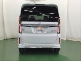汚れが付着しやすいリヤガラスにはリヤワイパーが付いています。フロントのワイパーがONの時はシフトレバーをリバースに入れるとリヤワイパーがリンクして作動、クリヤーな視界が保てます