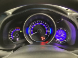 真ん中にスピードメーターを配した、見やすい3眼メーターになっています。右側のインフォメーション画面でオドメーターや燃費などの情報を確認できます。