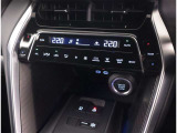 お車のキーはスマートキーです。キーを身につけた状態で車に近づき、ドアロックの解錠や施錠操作が出来ます。雨の日など両手がふさがっている時など、とっても便利ですね。