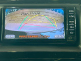 【バックカメラ】駐車時に後方がリアルタイム映像で確認できます。大型商業施設や立体駐車場での駐車時や、夜間のバック時に大活躍!運転スキルに関わらず、今や必須となった装備のひとつです!