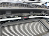 【STIタワーバー】お車の剛性を高めるタワーバーを装備。よりスムーズなコーナリング走行が可能となり、走りも楽しめます。