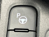 【リモート機能つきアドバンストパーク】専用スマートフォンアプリの使用で、車外から遠隔駐車・出庫が可能な先進機能。広い場所で乗り降りしたい時に便利です♪