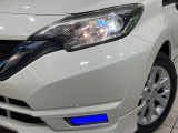 【LEDヘッドライト】悪天候や夜間走行時も良好な視界を確保し安心して運転できる高輝度LEDヘッドライトを装備!点灯速度が早く、消費電力も抑えられています。