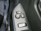 電動格納ミラー! スイッチひとつでミラーを畳めます。