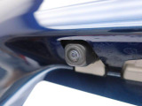 後退時に車両の後ろ側をモニター画面に表示します。車庫入れなどでバックする際に後方確認ができて便利です。車庫入れが苦手な人もこれで安心。