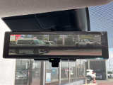 スマートルームミラーが付いております。後席に人が乗車した時や沢山の荷物を積んだ時もバックミラーの視界が遮られる事無く見えるので便利です♪