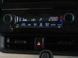 車内を快適に、オートエアコンを装備しています。