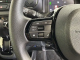 ステアリングにオーディオ操作スイッチが付いています。オーディオ画面に直接タッチしなくても操作が出来ますので、運転に集中できます。