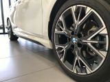 運転の楽しいBMWでは、アクセルを踏み込んでしまいそうになりますが、速度表示も見やすいため、常にお車の速度を把握できます。