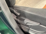 シートハイトアジャスターが付いているので運転姿勢を調整するのに便利ですね。身長に合ったシートポジションは安全運転や疲労軽減にもつながります。