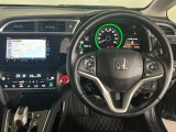 【ハンドル】運転にかかわる様々な操作を安全に行えるように視点移動が少なく操作性に配慮されたスイッチ類が凝縮されたコックピットです。