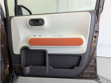 運転席ドア内張はご覧の通り。ドアポケットの収納もバッチリです