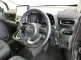 【運転席まわり】・・・ハンドルやシートなども隅々までクリーニング済み。キレイな車内でドライブがより一層快適にお楽しみいただけると思います。