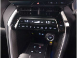 お車のキーはスマートキーです。キーを身につけた状態で車に近づき、ドアロックの解錠や施錠操作が出来ます。雨の日など両手がふさがっている時など、とっても便利ですね。