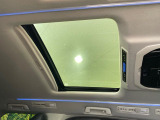 【サンルーフ】開放感たっぷりの希少装備、サンルーフが装着されています!車内に明かりを取り入れたり景色を楽しむ以外にも、車内の空気も簡単に換気できて快適です!