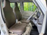 運転席まわりには十分なスペースがあり、大柄な方でもゆったり運転していただける環境です。