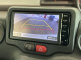 リバースギアに入れるだけで後方の表示へ切り替わります。夜間や雨の日の駐車も楽になりますよ。