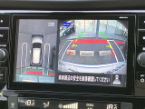 まるで真上から見ているような、視認性の良いアラウンドビューモニターです。駐車が苦手な方でもこれでらくらく駐車できますよ。