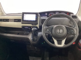 車内は光触媒抗菌消臭施工済です。インパネ周りはスタイリッシュなデザインで機能や装備も充実しています。グローブボックスやカップホルダーのほかにトレーなどたくさんの収納スペースが付いています。