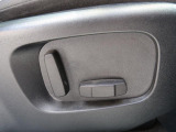 パワーシート『電動パワーシートですので運転中のシート調節も安全に行えます。微調整も可能ですのであなただけのドライビングポジションを実現します。』