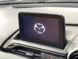 【マツダコネクトナビ】車内の雰囲気にマッチした一体型タイプのナビ。各種車輌設定やBluetooth再生等、様々な機能が楽しめます。直感的なダイヤル操作が可能で、使い勝手も良好です。